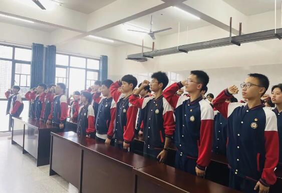 华中学校初中部隆重举行入团仪式