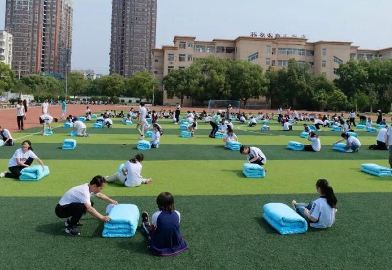 劳动技能大比拼——七年级叠被子比赛