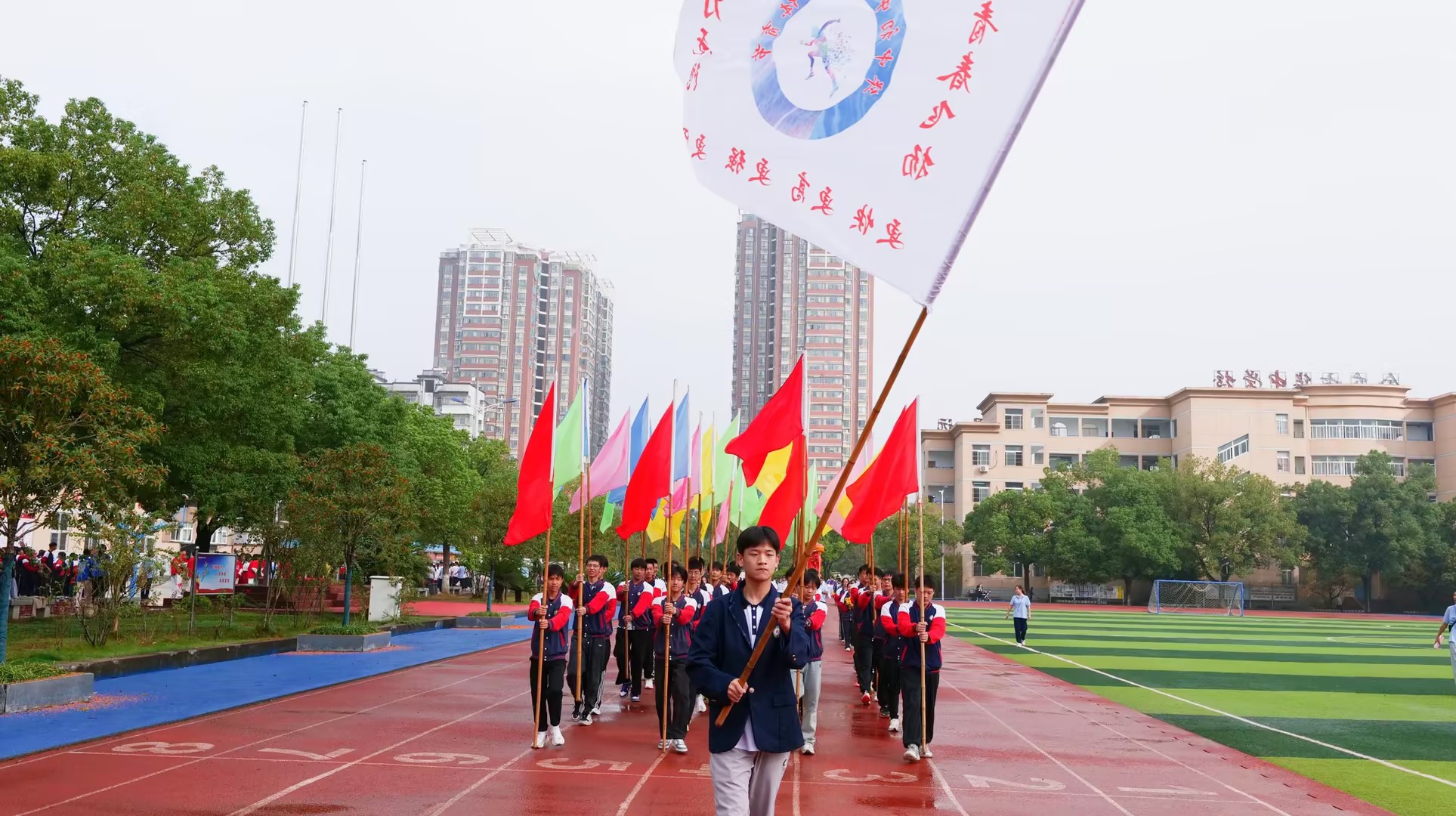 <strong>青春逐梦展风采  金色年华向未</strong>